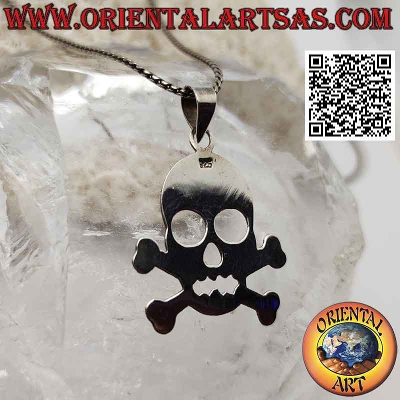 Colgante de plata lisa en forma de calavera en los dos huesos femorales cruzados