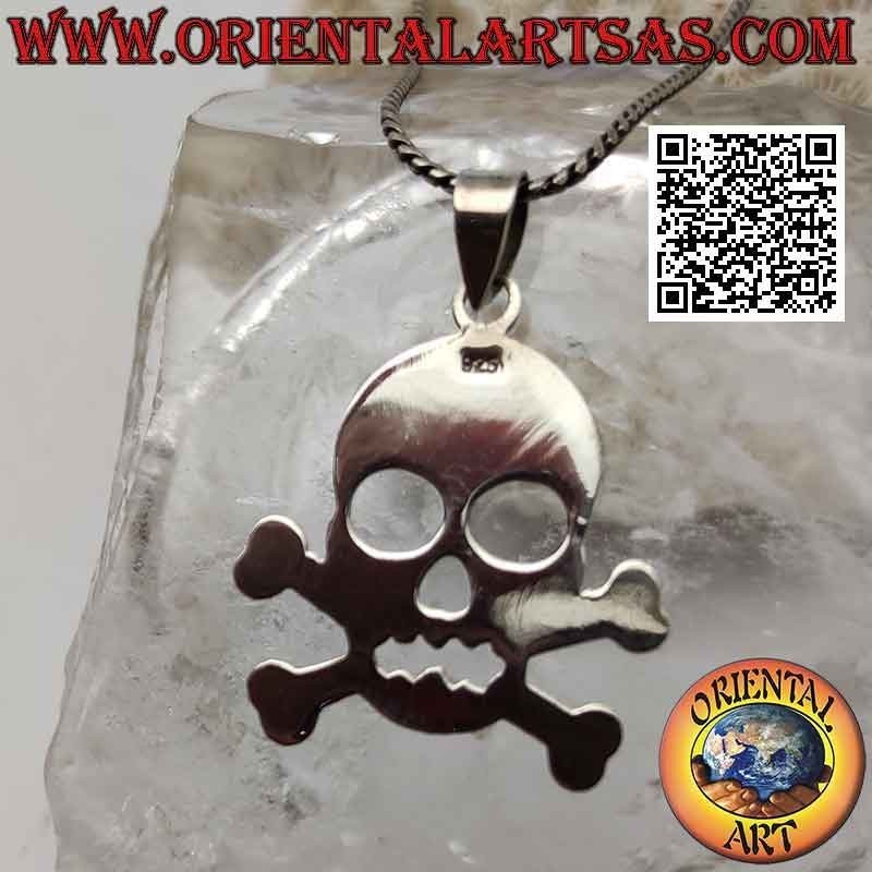 Glatter Silberanhänger in Form eines Totenkopfes an den beiden gekreuzten Oberschenkelknochen
