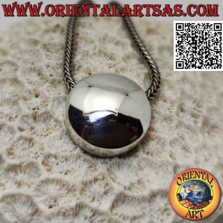 Colgante de plata lisa en forma de botón convexo con agujeros en los laterales