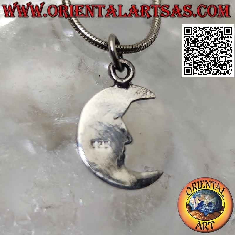 Colgante de plata, media luna plana decorada con cara grabada