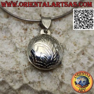 Pendentif cadre photo rond en argent à décor ciselé (Ø 15)