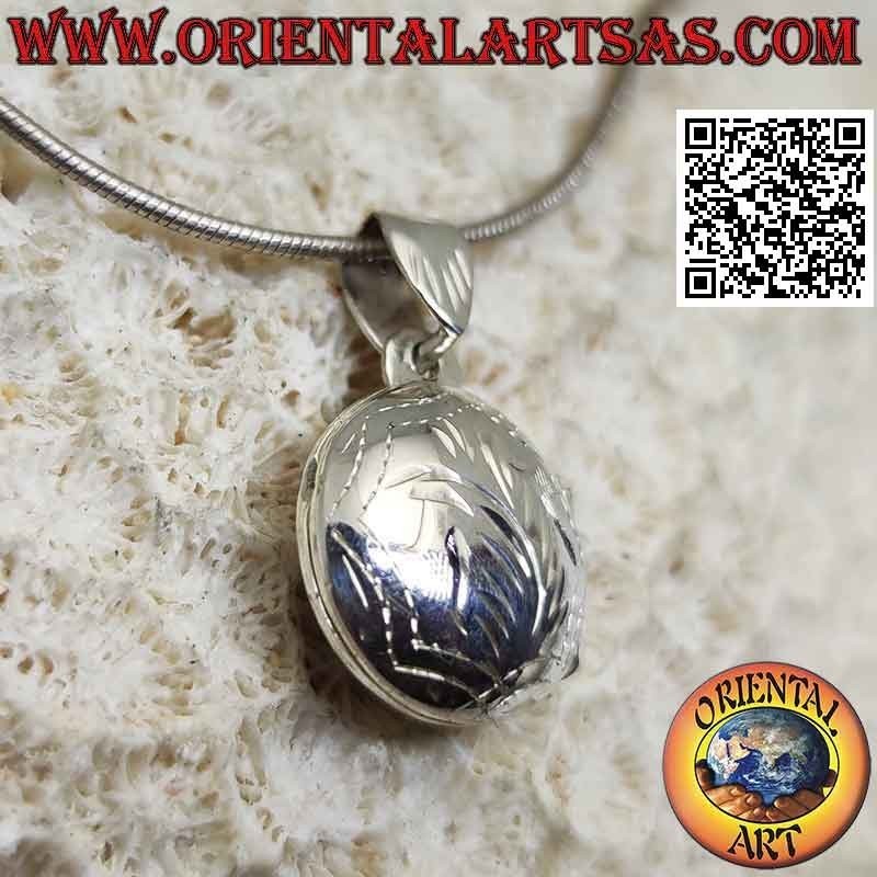 Round silver photo frame pendant with chiseled decoration (Ø 15)