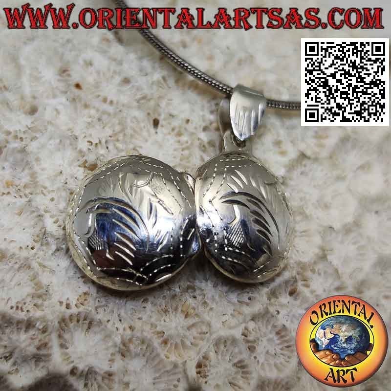 Colgante redondo de plata con marco de fotos con decoración cincelada (Ø 15)