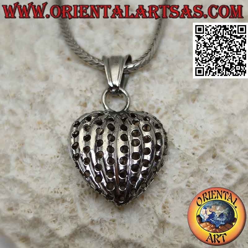 Colgante de plata, corazón tridimensional con líneas verticales perforadas