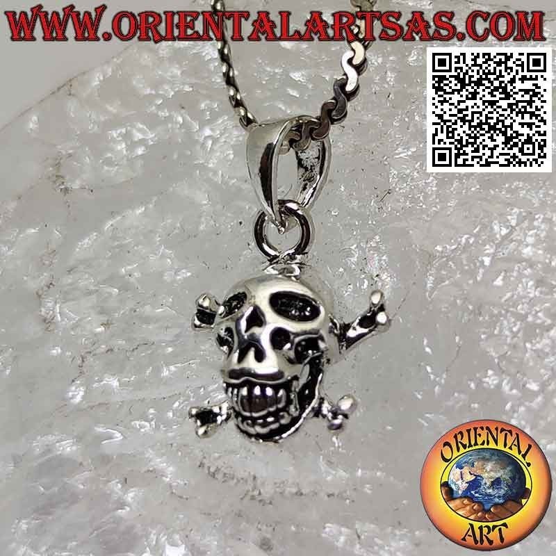 Colgante de plata, el cráneo del depredador (dientes salientes)