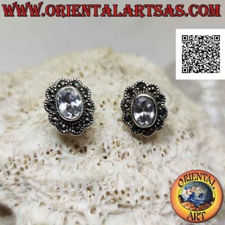 Pendientes de plata con lóbulo con circonita ovalada en un marco de nube de marcasita