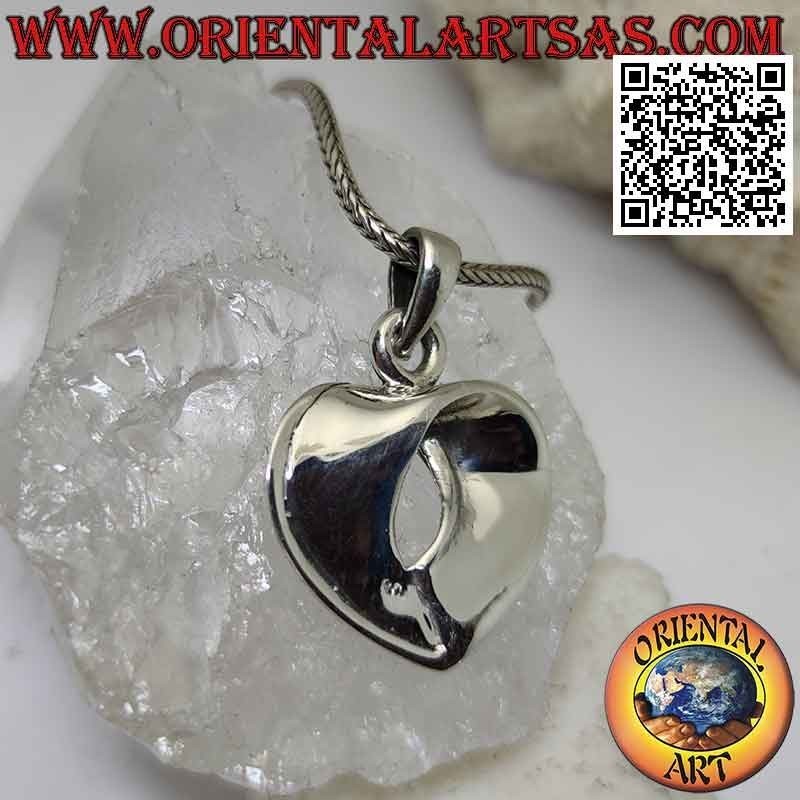 Pendentif en argent, large bande lisse pliée pour former un coeur