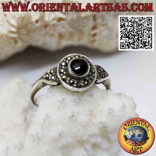 Bague en argent avec onyx rond entouré de marcassite