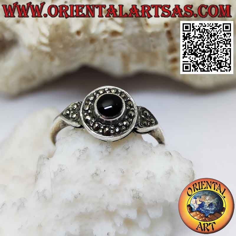 Bague en argent avec onyx rond entouré de marcassite