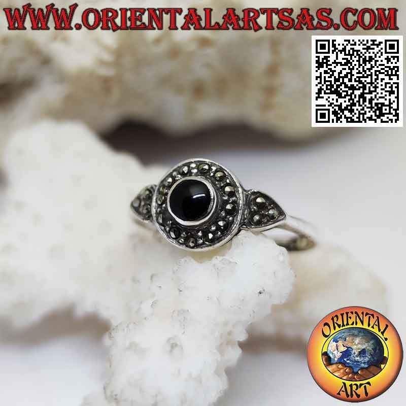 Anello in argento con onice tonda contornata da marcassite