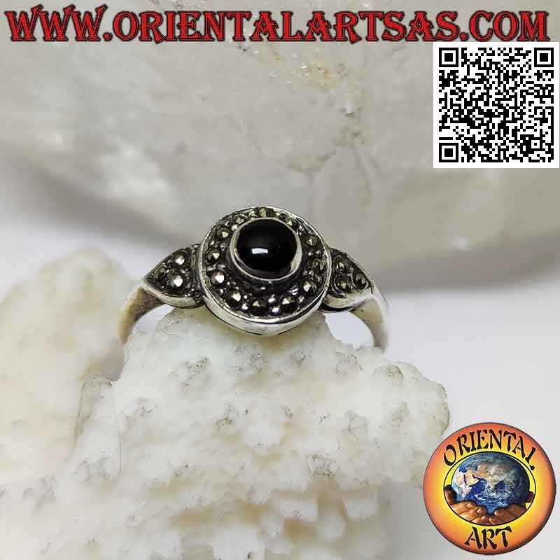 Anello in argento con onice tonda contornata da marcassite