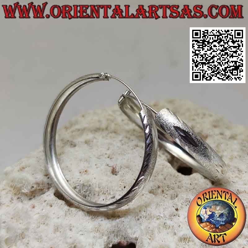 Boucles d'oreilles en argent avec un grand cercle diamanté et satiné de 42 mm Ø