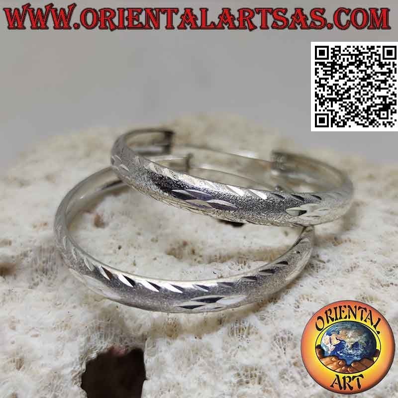 Pendientes de plata con un gran círculo talla diamante y satinado de 42 mm Ø