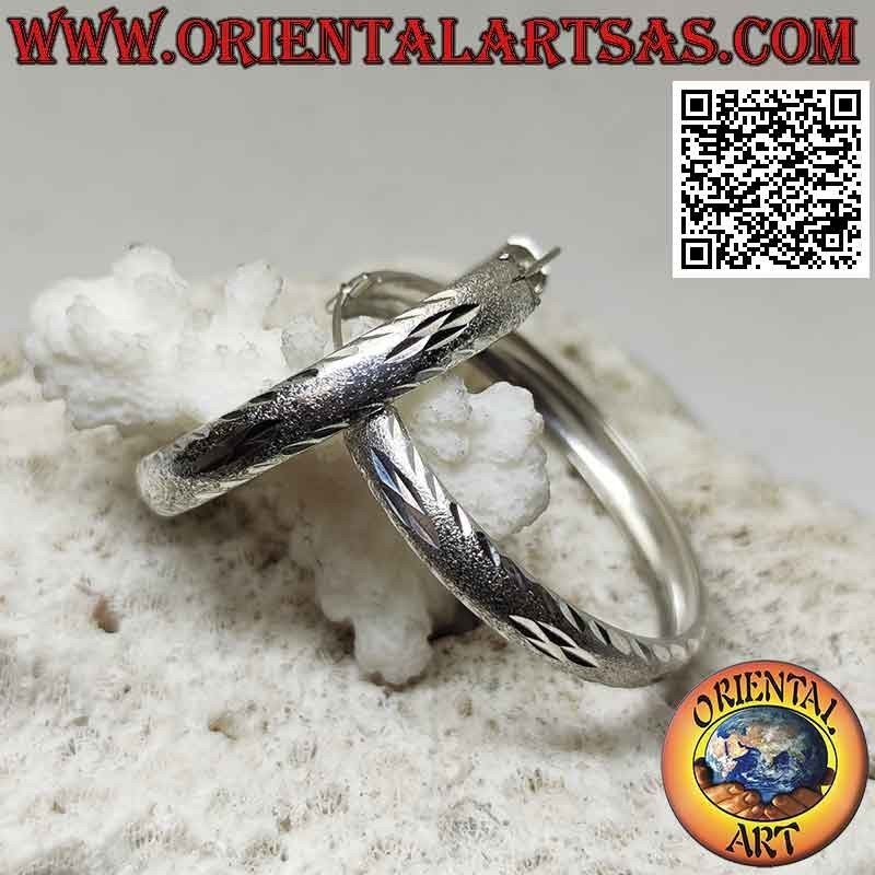 Orecchini in argento a cerchio largo diamantato e satinato da 42 mm Ø