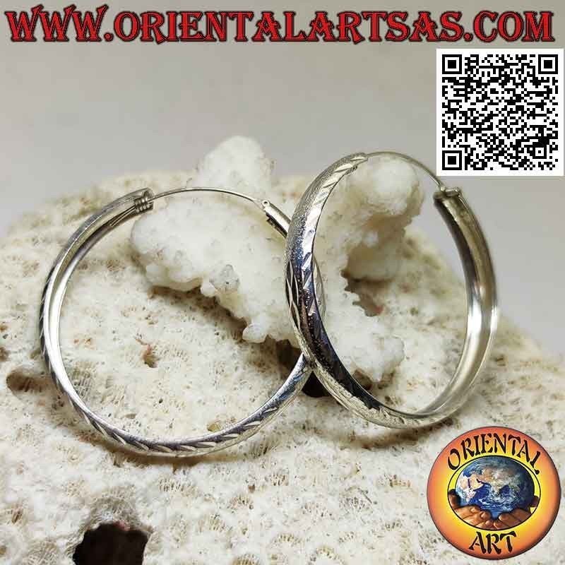 Orecchini in argento a cerchio largo diamantato e satinato da 42 mm Ø