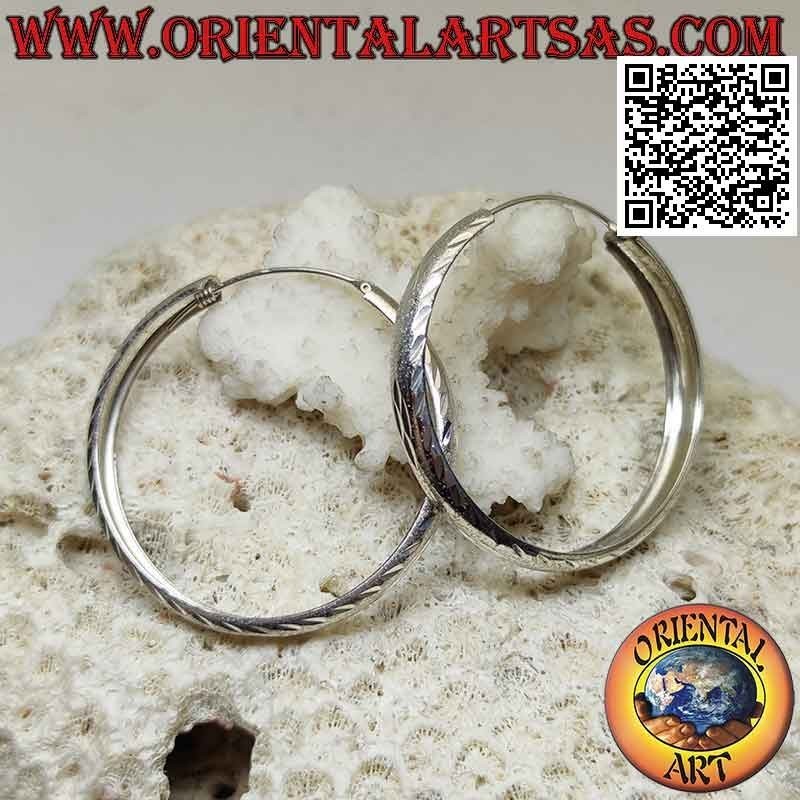 Silberohrringe mit großem diamantgeschliffenen und satinierten Kreis von 42 mm Ø