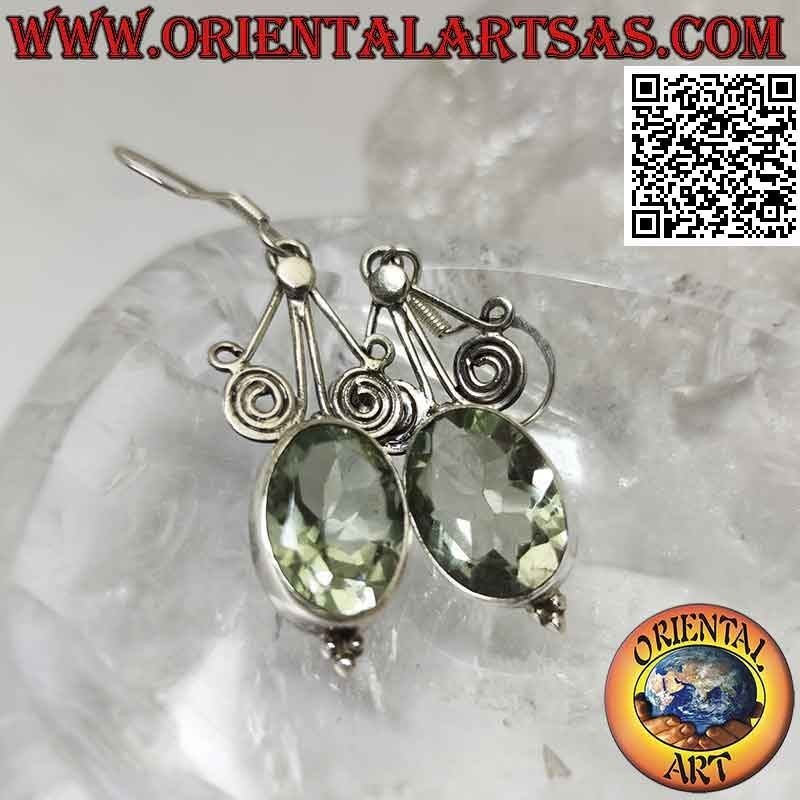 Orecchini in argento con acquamarina verde ovale sfaccettata sotto fili a spirale