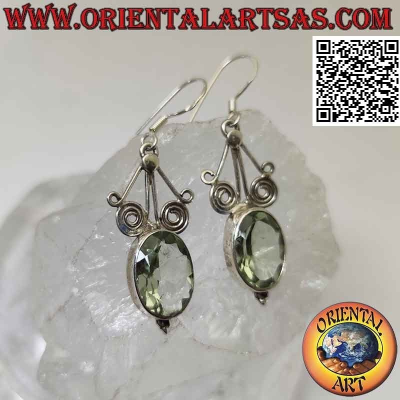Orecchini in argento con acquamarina verde ovale sfaccettata sotto fili a spirale