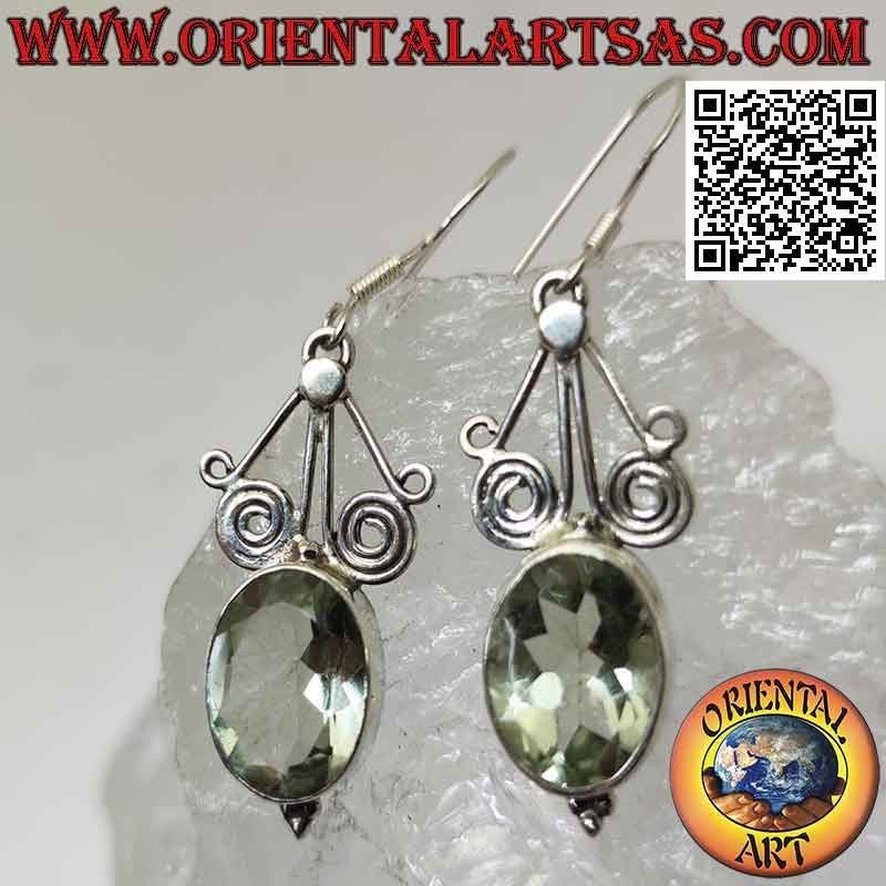 Orecchini in argento con acquamarina verde ovale sfaccettata sotto fili a spirale