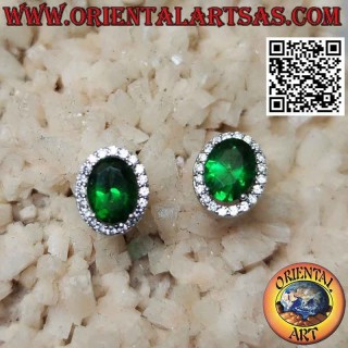 Boucles d'oreilles en argent avec émeraude synthétique ovale sertie de zircons