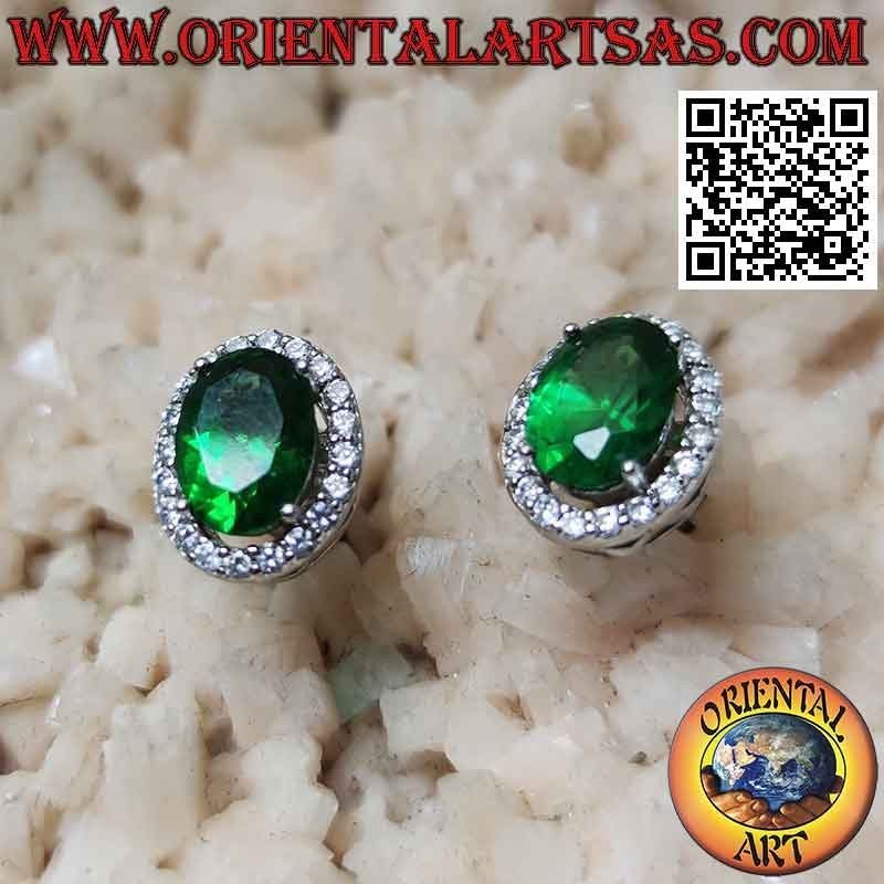 Orecchini in argento con smeraldo sintetico ovale incastonato contornato da zirconi