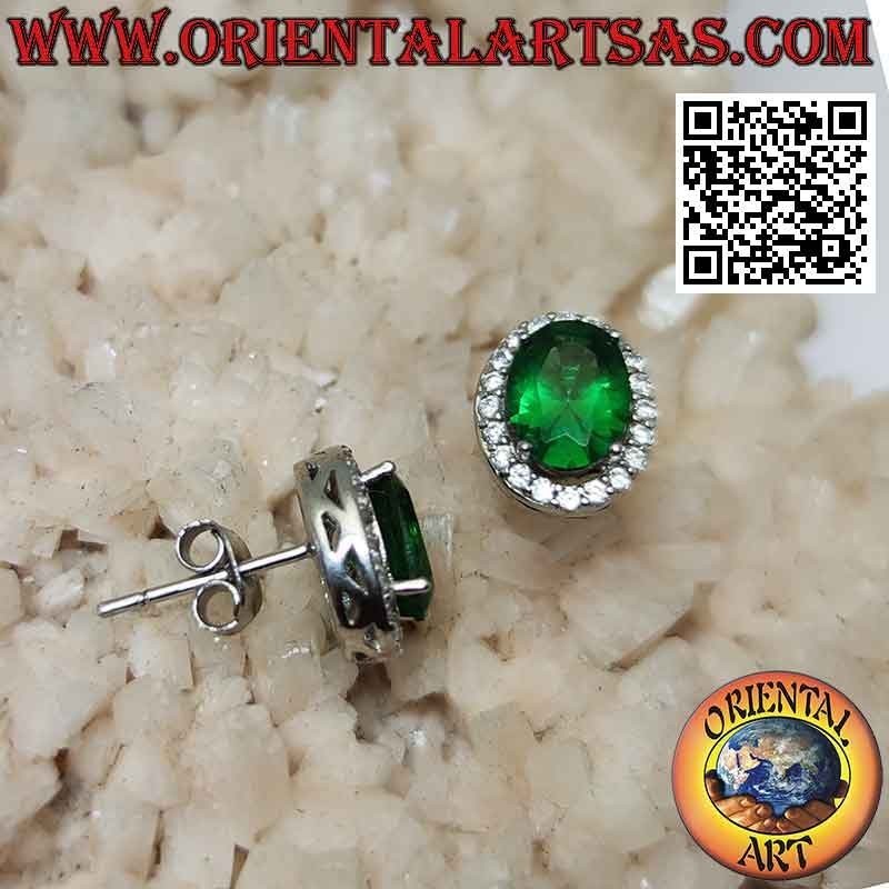 Orecchini in argento con smeraldo sintetico ovale incastonato contornato da zirconi