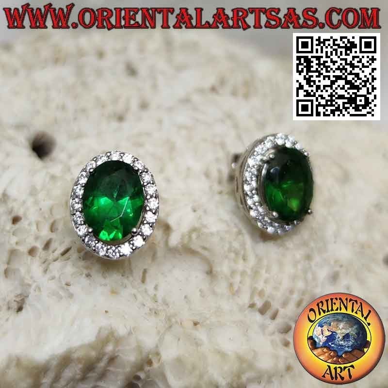 Orecchini in argento con smeraldo sintetico ovale incastonato contornato da zirconi