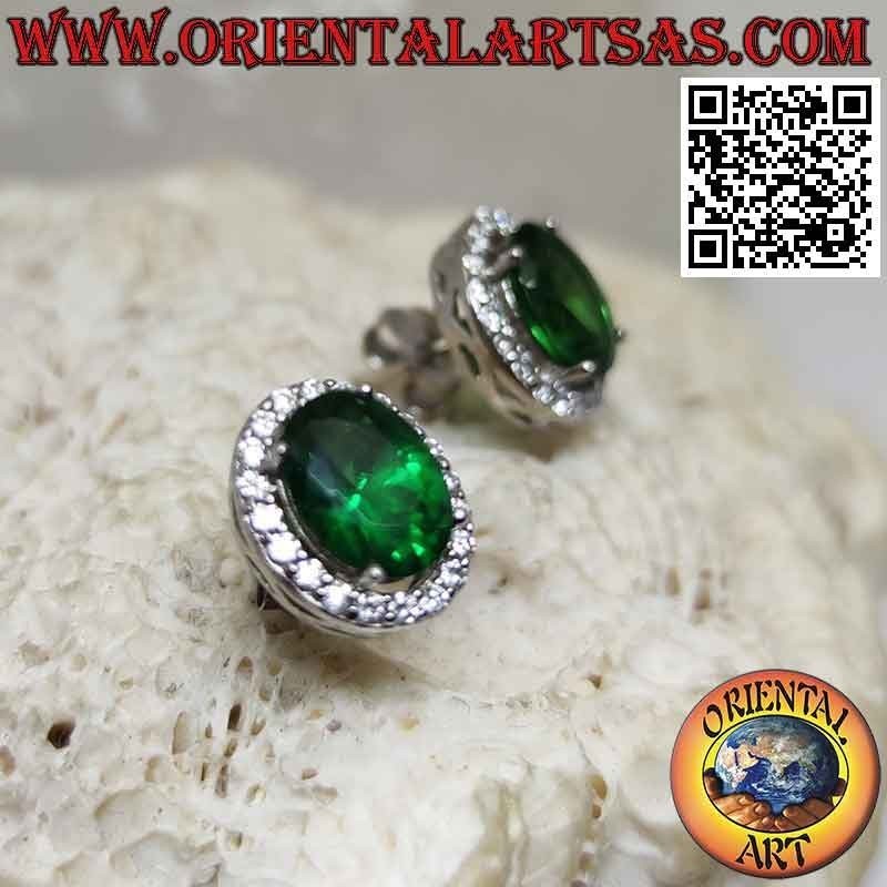 Orecchini in argento con smeraldo sintetico ovale incastonato contornato da zirconi