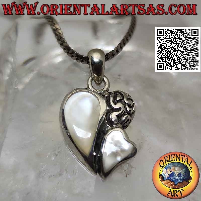 Pendentif en argent, coeur moitié en nacre et moitié en argent gravé et petit coeur
