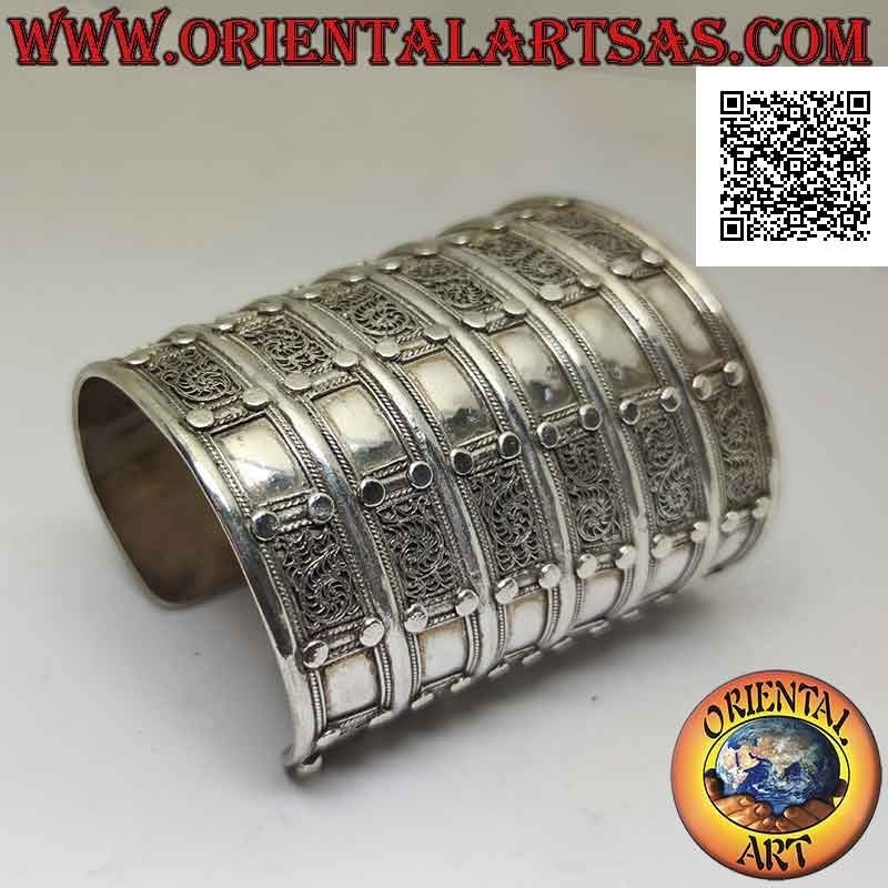 Bracciale rigido largo in argento 925‰ "alla schiava" con decorazioni a rilievo (8,7 cm)