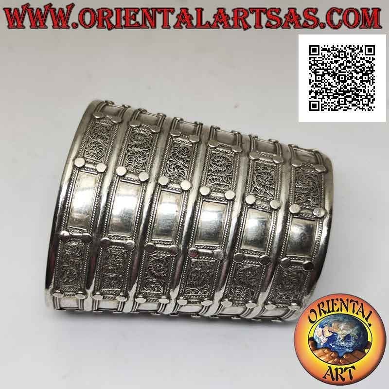 Bracciale rigido largo in argento 925‰ "alla schiava" con decorazioni a rilievo (8,7 cm)
