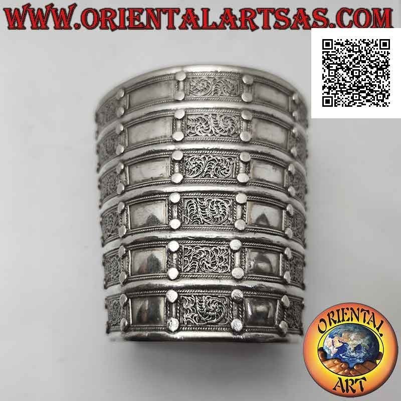 Brazalete ancho en plata 925 ‰ "estilo esclavo" con decoraciones en relieve (8,7 cm)
