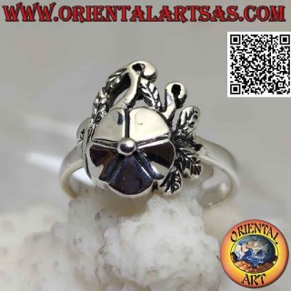 Anillo de plata, flor de loto suave sobre alfombra de hiedra