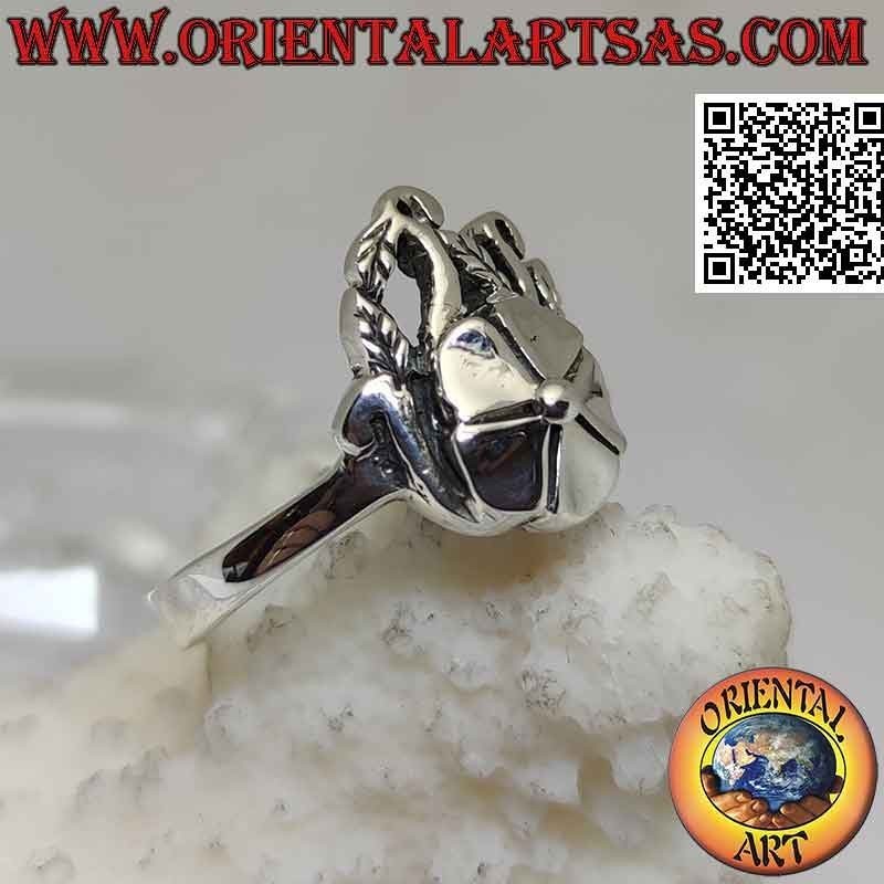 Anello in argento, fiore di loto liscio su tappeto d'edera