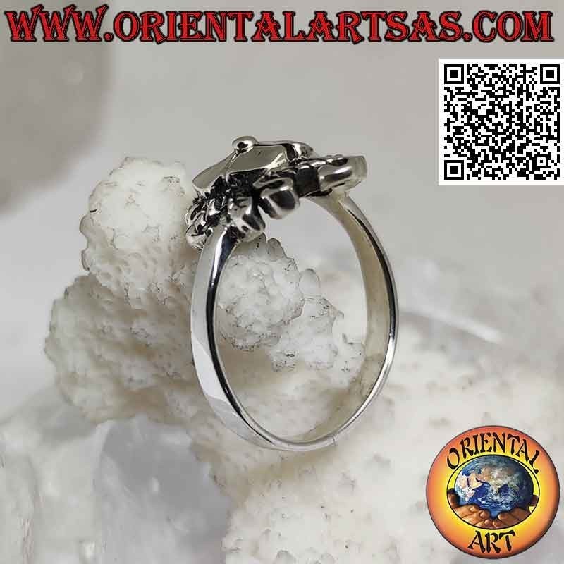 Bague en argent, fleur de lotus lisse sur tapis de lierre