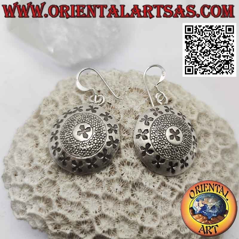 Orecchini in argento pendenti a scudo con incisioni floreali in stile Karen