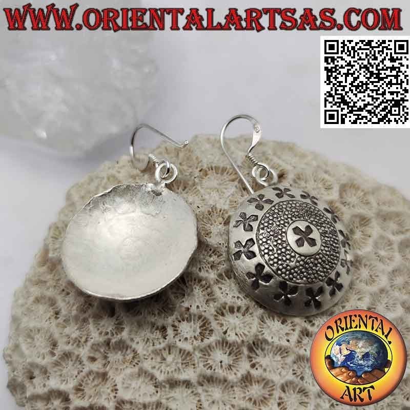 Pendientes escudo colgante de plata con grabados florales estilo Karen