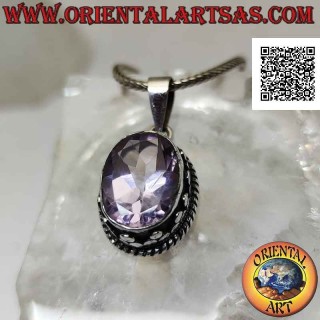 Ciondolo in argento con splendida ametista naturale ovale sfaccettata contornata da borchie e intreccio