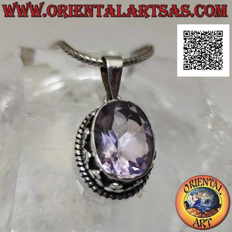 Silberner Anhänger mit wunderschönem natürlichem oval facettiertem Amethyst, umgeben von Nieten und ineinander verschlungen