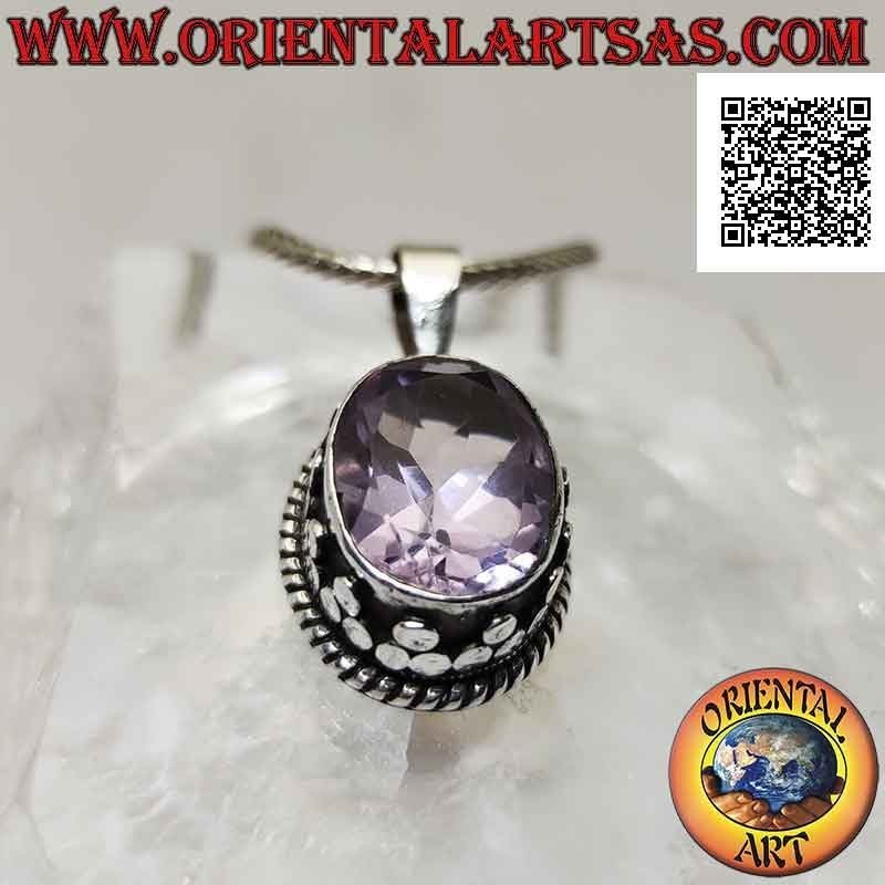 Ciondolo in argento con splendida ametista naturale ovale sfaccettata contornata da borchie e intreccio