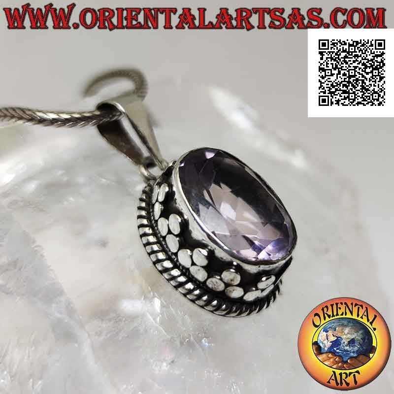 Silberner Anhänger mit wunderschönem natürlichem oval facettiertem Amethyst, umgeben von Nieten und ineinander verschlungen