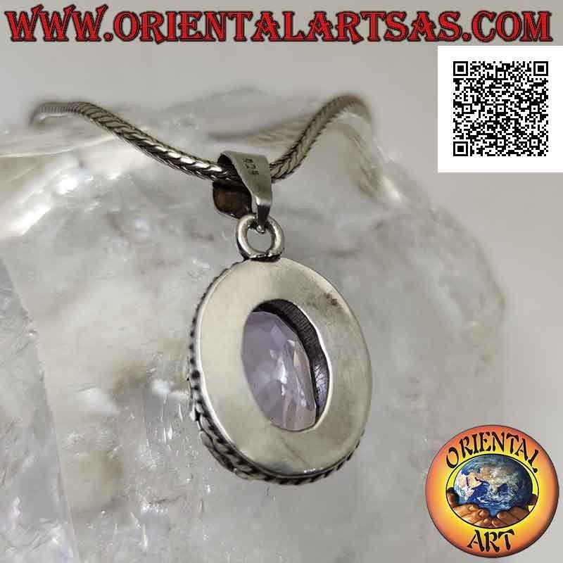 Colgante de plata con hermosa amatista facetada ovalada natural rodeada de tachuelas y entrelazadas
