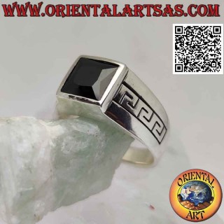 Anello in argento con spinello quadrato e greche incise sui lati