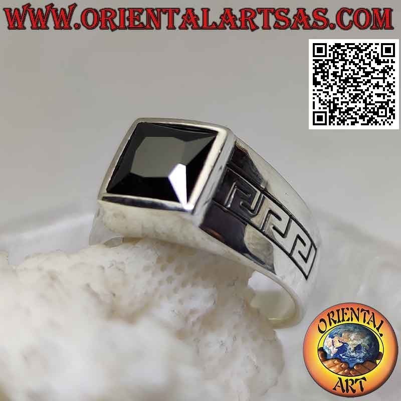 Anello in argento con spinello quadrato e greche incise sui lati