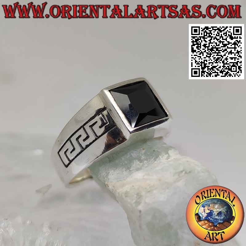 Anello in argento con spinello quadrato e greche incise sui lati