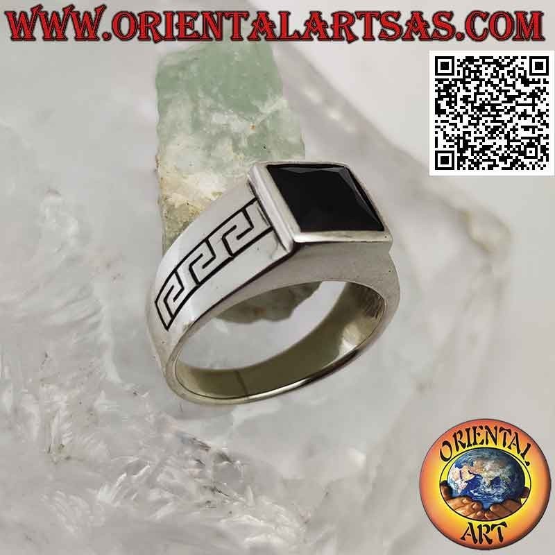 Bague en argent avec spinelle carré et grec gravé sur les côtés