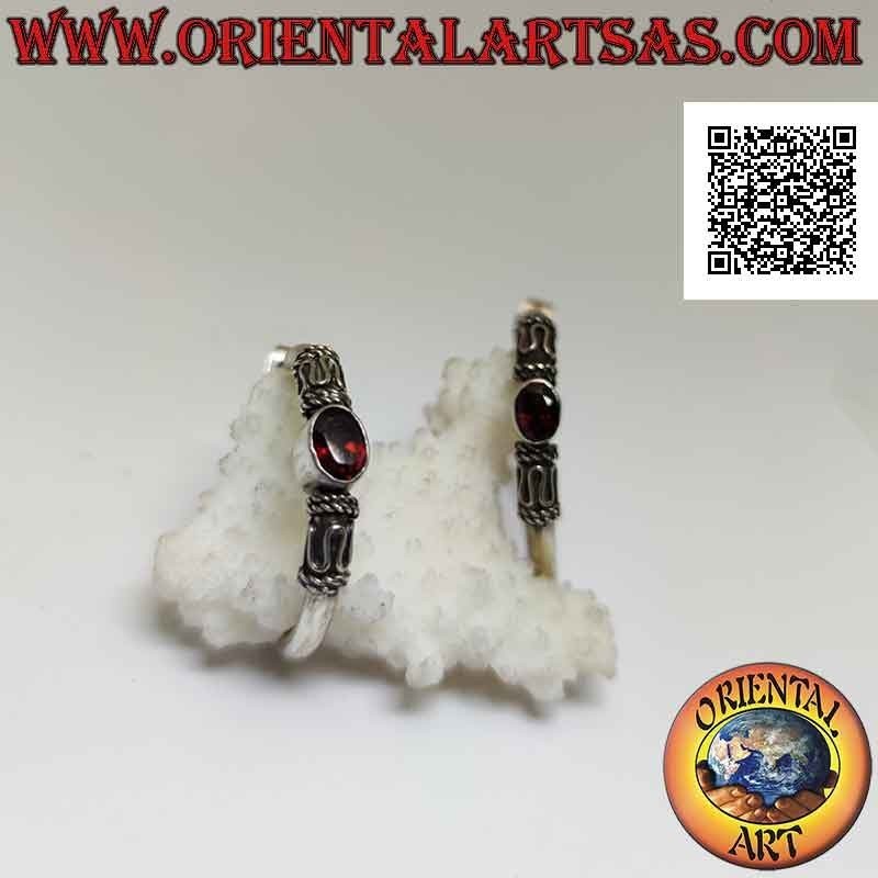 Pendientes de aro de plata con granate natural ovalado entre serpentín y entrelazado (32 mm)