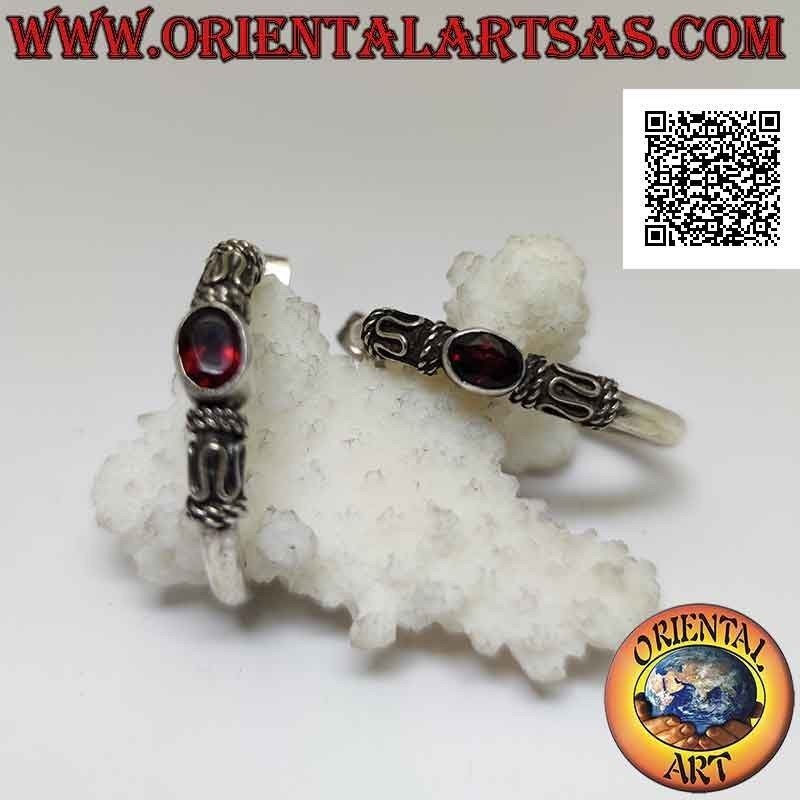 Créoles en argent avec grenat naturel ovale entre serpentine et entrelacement (32 mm)