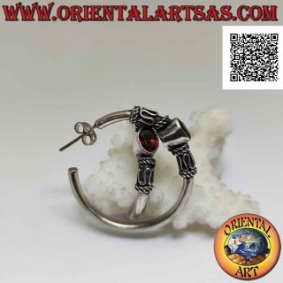 Silberne Creolen mit ovalem Naturgranat zwischen Serpentin und Verflechtung (32 mm)
