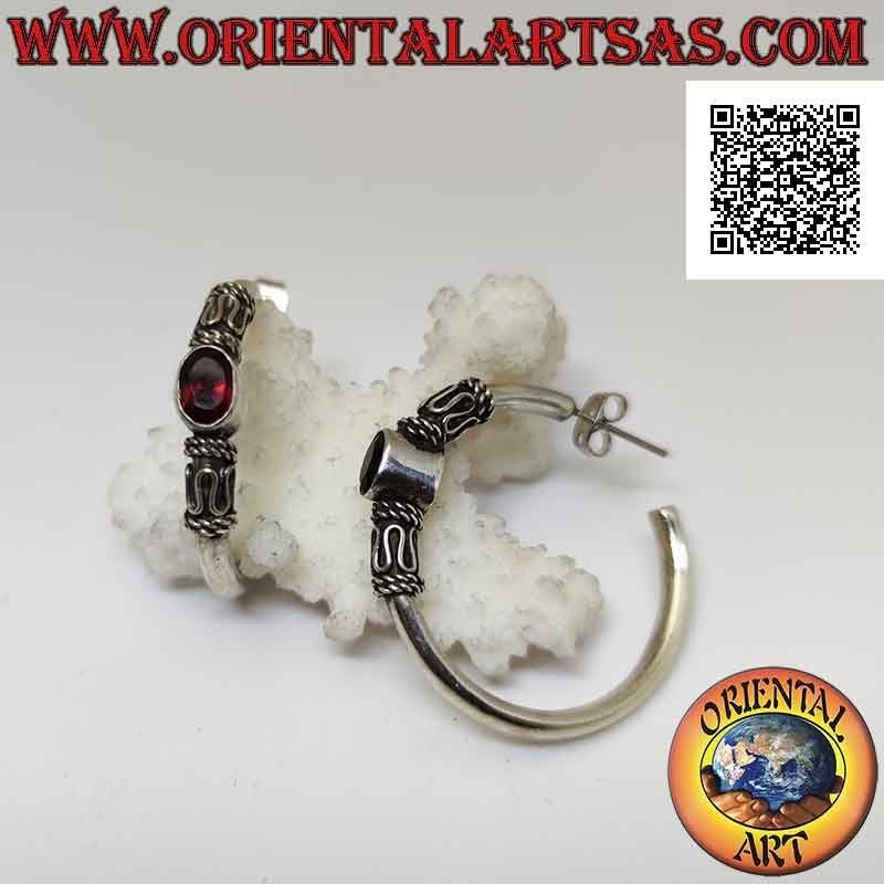 Silberne Creolen mit ovalem Naturgranat zwischen Serpentin und Verflechtung (32 mm)